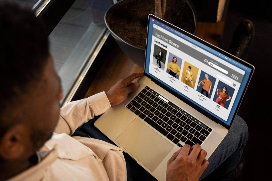 Analista observando o layout de um e-commerce.