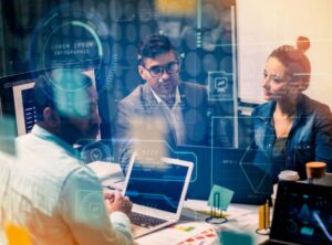 Analistas trabalhando em equipe no escritório