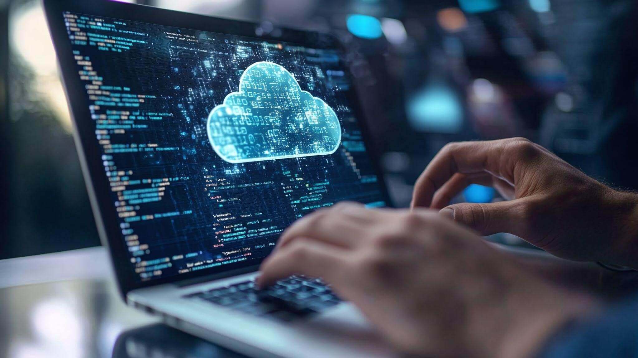 Close-up das mãos de um desenvolvedor digitando em um laptop que exibe um ícone de nuvem digital estilizado e linhas de código. A imagem representa a gestão técnica e a segurança em um ambiente de hospedagem multinuvem de alto desempenho.